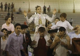 Olga Casado debutó con tres orejas y salió por la puerta grande de Antequera
