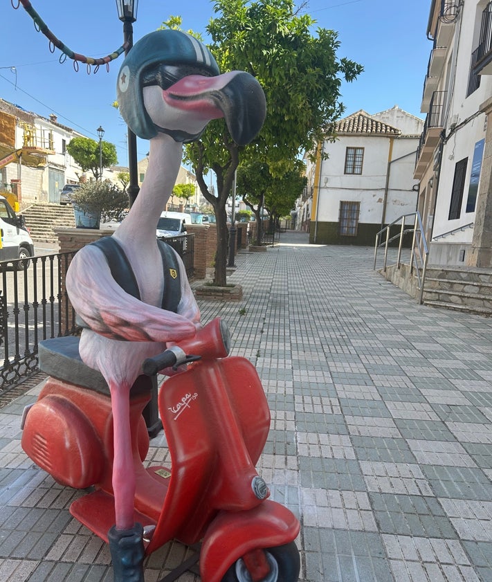Imagen secundaria 2 - Algunos de los flamencos humanizados de Fuente de Piedra.