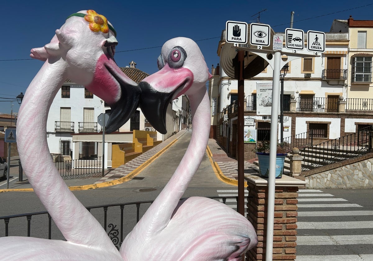 Imagen principal - Algunos de los flamencos humanizados de Fuente de Piedra.