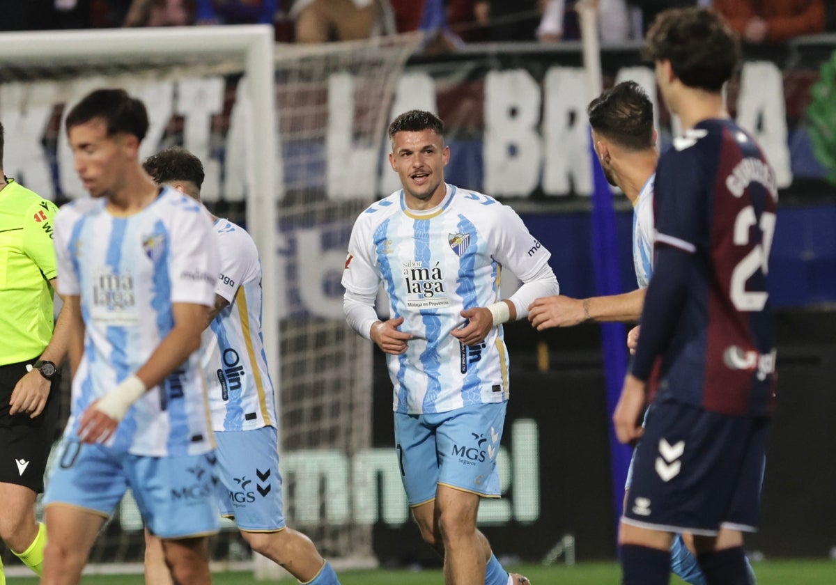 Rafa celebra su primer gol con el Málaga, frente al Eibar en Ipurua.