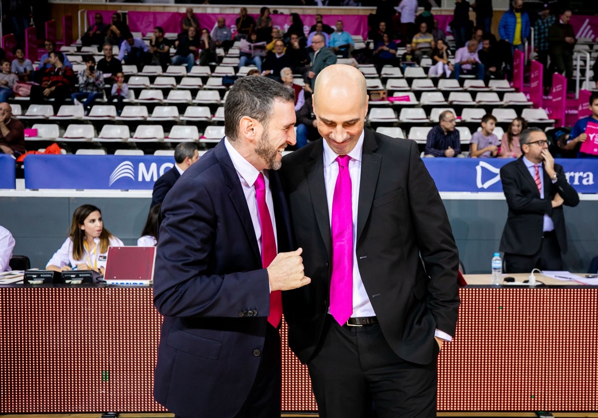 Ibon Navarro y Joan Peñarroya, charlando en la previa de un Andorra-San Pablo Burgos de 2019.
