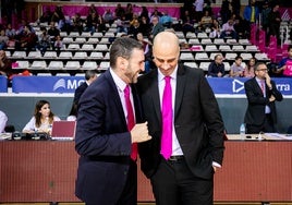 Ibon Navarro y Joan Peñarroya, charlando en la previa de un Andorra-San Pablo Burgos de 2019.
