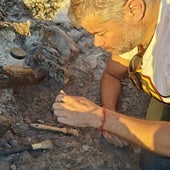 Sergio Ros, paleontólogo de la UMA, trabaja en una excavación.