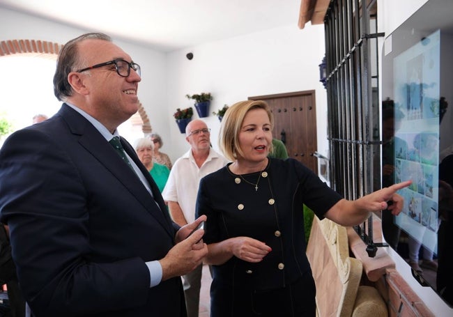 El consejero de Turismo y la alcaldesa canillera, este lunes.