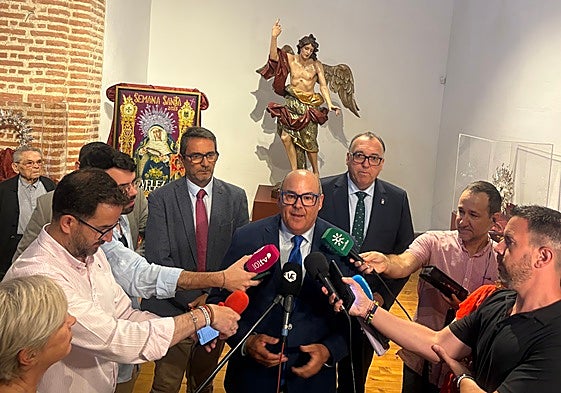 El delegado territorial de Turismo, el alcalde veleño y el consejero de Turismo, este lunes en el Museo de la Semana Santa.