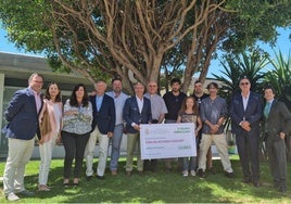 Representantes de la hermandad y de Colichet, con la aportación de la 10.ª Velada Gibralfaro.