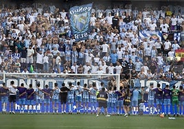 Los jugadores del Málaga se despiden de los aficionados en el Fondo Sur del estadio La Rosaleda.