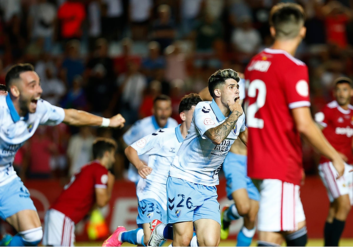 Antoñito celebra su gol en Tarragona, que dio el ascenso al Málaga.
