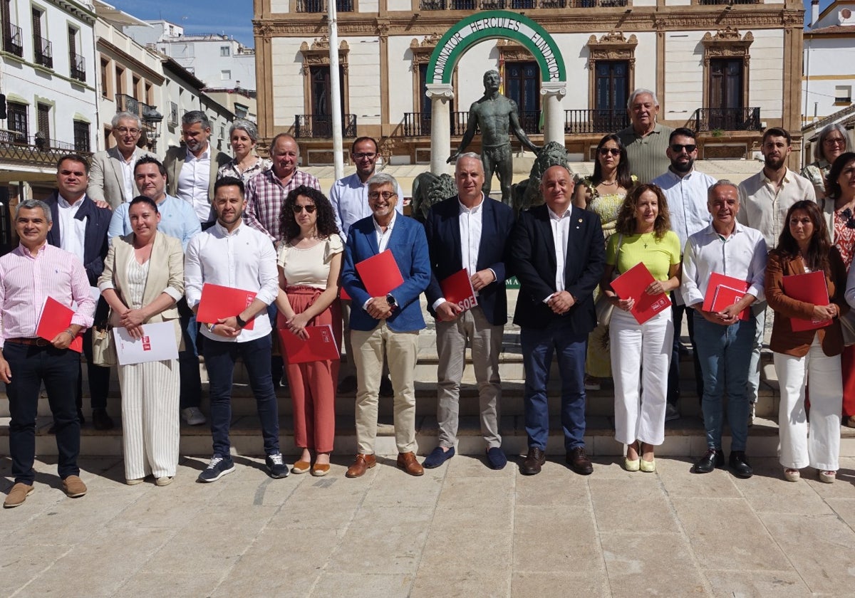Aguilar y Ruiz Boix, con alcaldes y portavoces municipales de Málaga y Cádiz, en Ronda.
