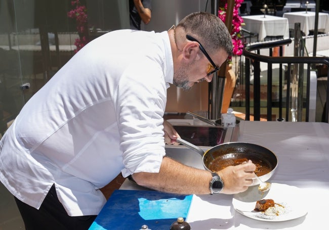 Dani García emplata su parpatana de atún con puré de apionabo.