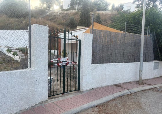Imagen de la vivienda en la que ocurrieron los hechos, en la urbanización Caleta del Sol.
