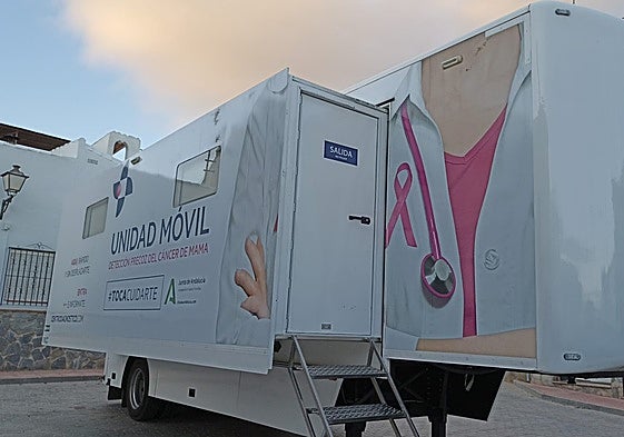 Imagen de una unidad móvil de detección precoz del cáncer de mama.