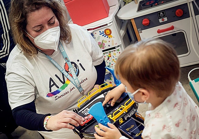 Su labor principal es jugar con los pequeños hospitalizados con talleres y actividades.