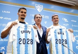 Loren, entre Chupete y Rafa, este martes en la sala de prensa Juan Cortés de La Rosaleda.