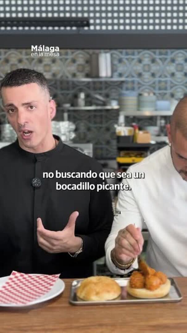 Así es el bocadillo de “armóndigas” que se sirve en Torre del Mar