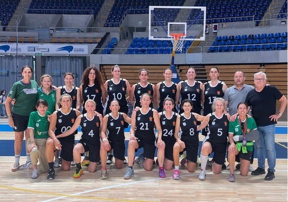 El equipo cajista femenino, con su nueva equipación.