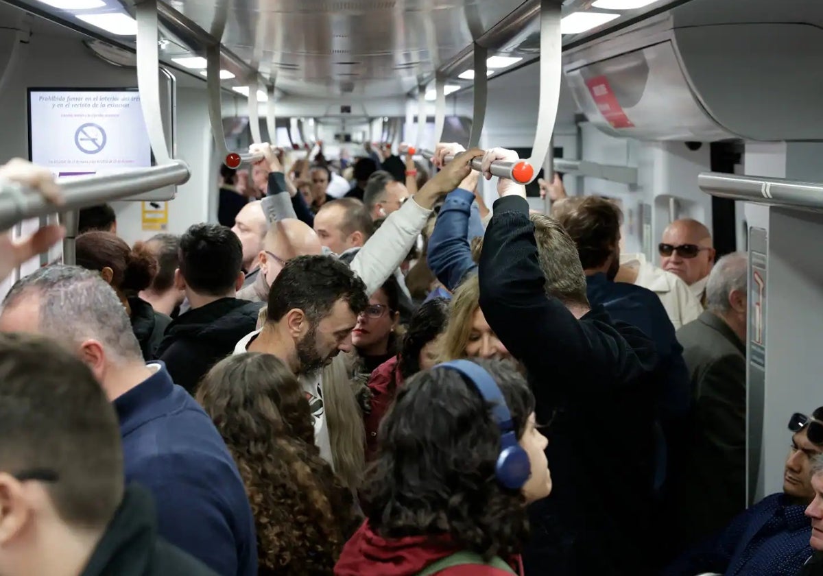 Viajeros a bordo de un vagón abarrotado del Cercanías de la Costa.