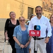Dani Pérez, con vecinas de una promoción de VPO en alquiler del Ayuntamiento en la calle Mariscal, 26, que se quejan del escaso mantenimiento del IMV