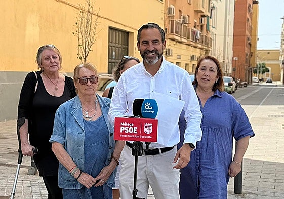 Dani Pérez, con vecinas de una promoción de VPO en alquiler del Ayuntamiento en la calle Mariscal, 26, que se quejan del escaso mantenimiento del IMV