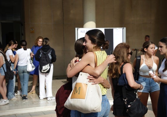 Dos amigas se abrazan después de concluir con éxito el primer examen de la selectividad.