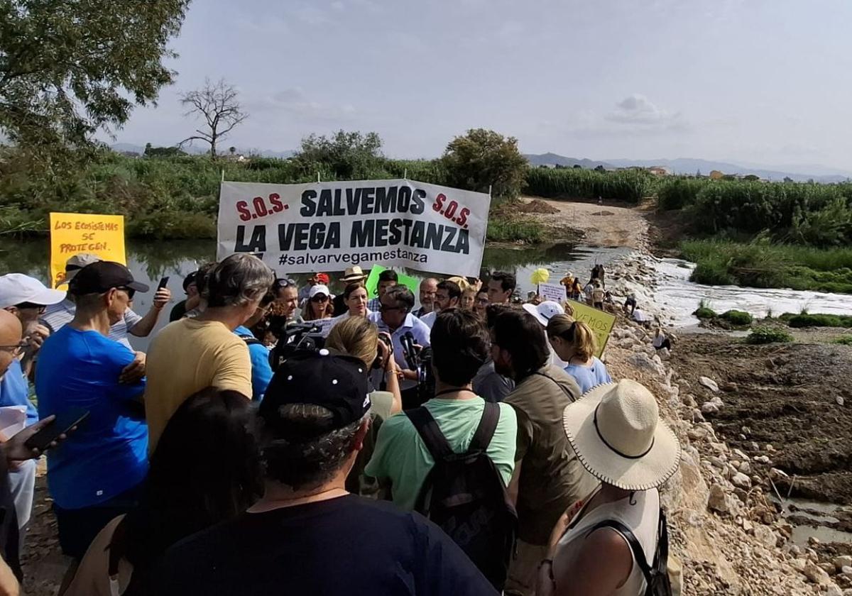 Medio centenar de personas impide el paso de las máquinas para las obras de la depuradora en Vega Mestanza