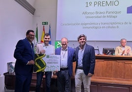 El exestudiante de Bioquímica de la UMA, Alfonso Bravo, con el premi al mejor TFG por el COBA.
