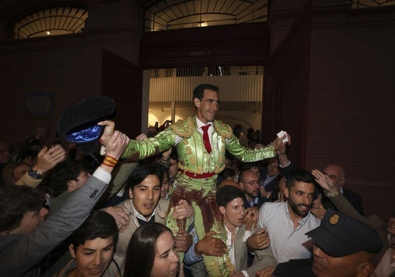 Salida a hombros de Fortes en La Malagueta el pasado Sábado Santo.