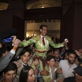Salida a hombros de Fortes en La Malagueta el pasado Sábado Santo.
