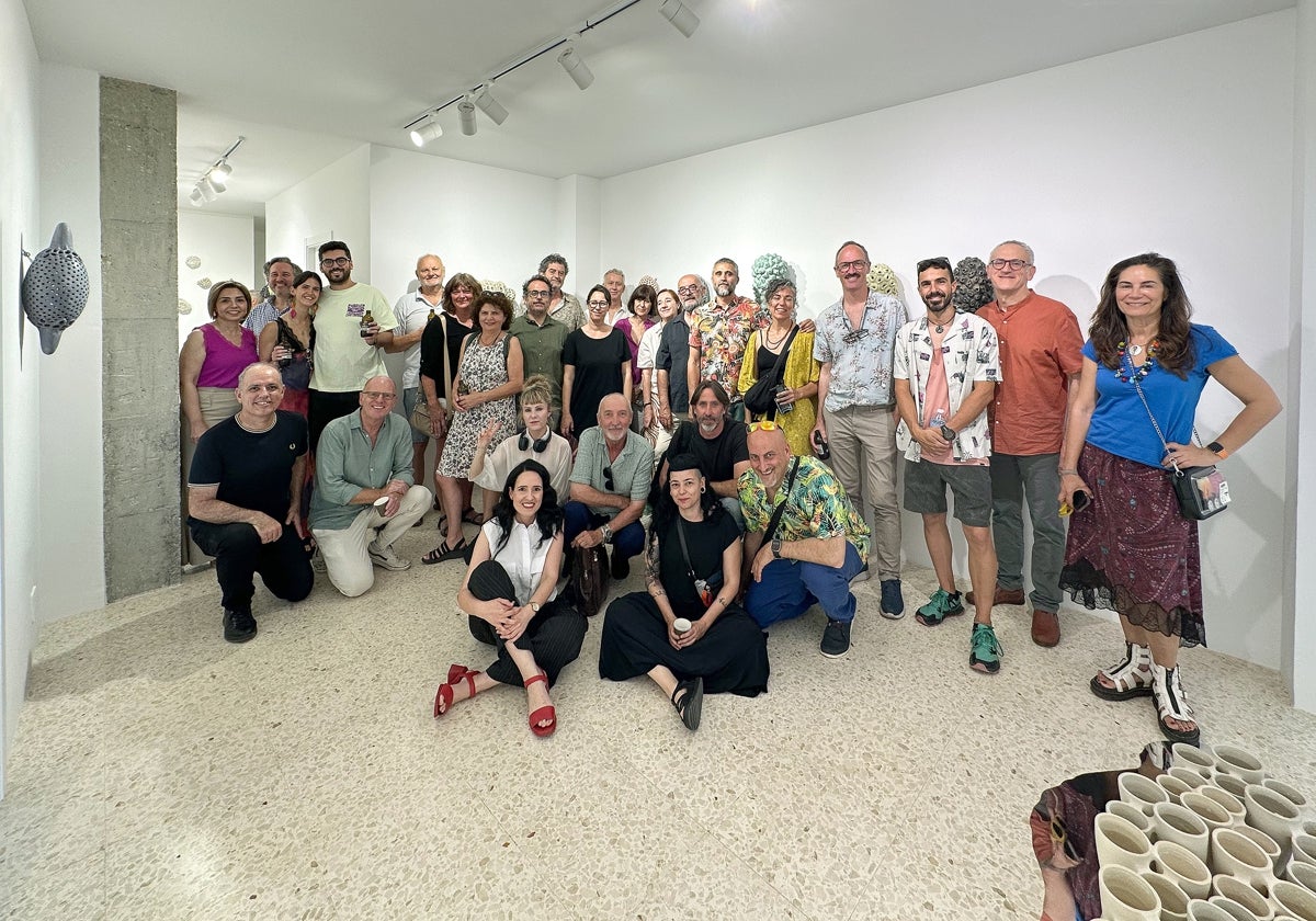 Asistentes a la inauguración de la muestra en la galería de arte torroxeña.