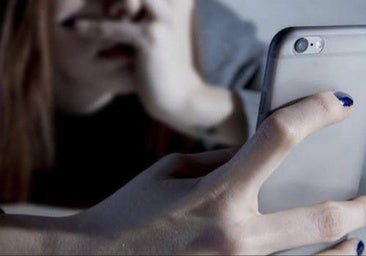 Cuatro años de prisión para una madre por agredir a otra tras una discusión en el grupo de WhatsApp del colegio
