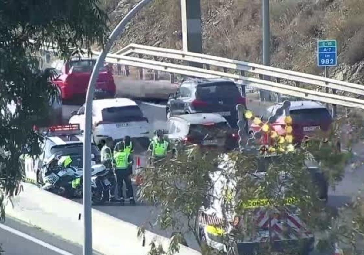 Efectivos de la Guardia Civil en el lugar del siniestro.