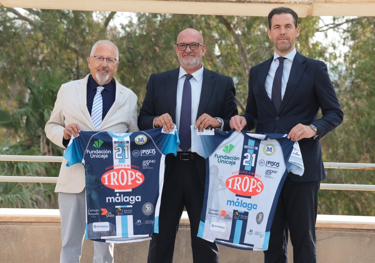 José Linares (presidente de Trops), Alberto Camas (presidente del Balonmano Ciudad de Málaga) y Víctor Luque (director general de Trops), con las camisetas de esta temporada.