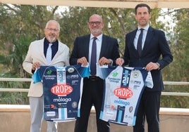 José Linares (presidente de Trops), Alberto Camas (presidente del Balonmano Ciudad de Málaga) y Víctor Luque (director general de Trops), con las camisetas de esta temporada.