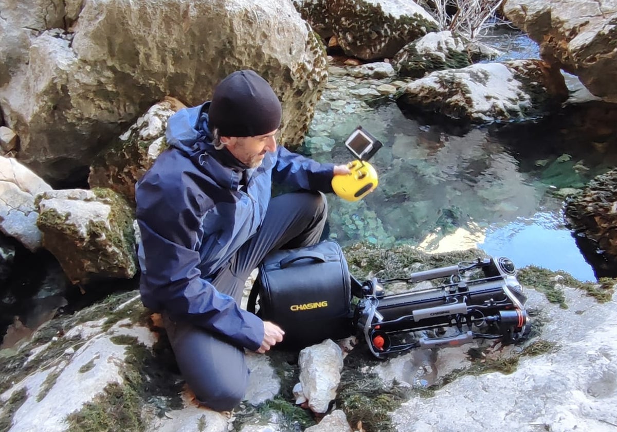 Antonio Moreno con el robot en la cueva sumergida de Castril.