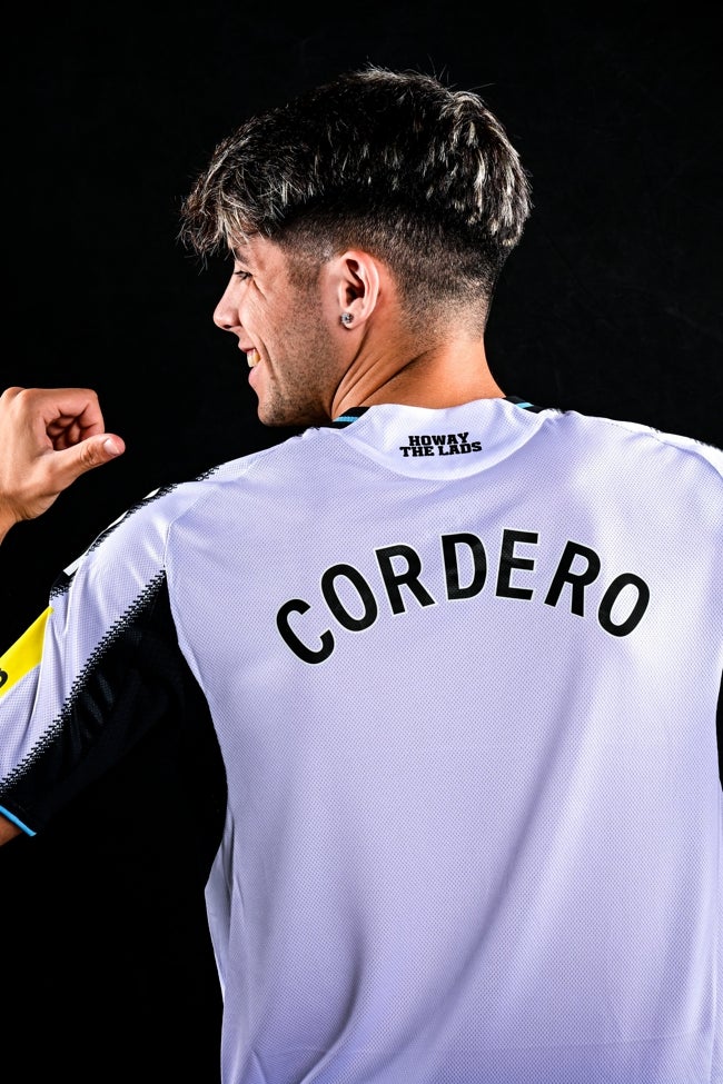 Antoñito posa como nuevo jugador del Newcastle.