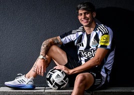 Antoñito, con la camiseta del Newcastle.