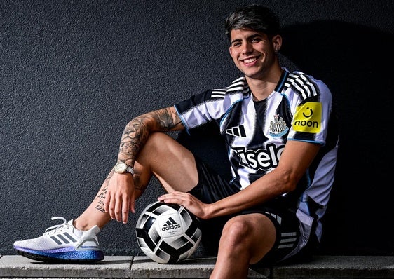 Antoñito, con la camiseta del Newcastle.