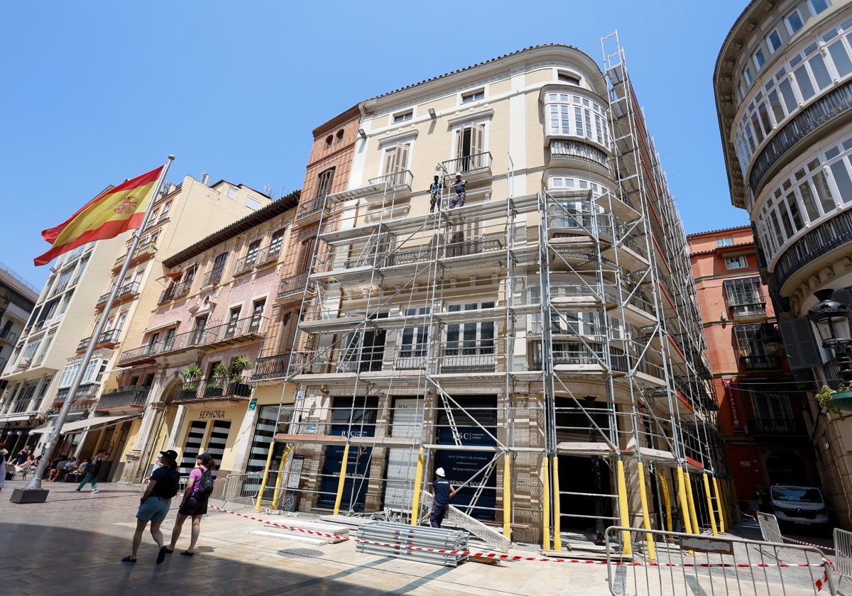 Obras en el edificio del número 15 de la calle Larios.