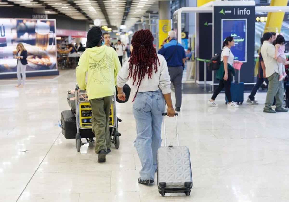 La Junta de Andalucía multa a Vueling con 60.000 euros por cobrar recargo por el equipaje de mano
