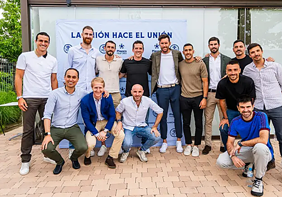 Alfonso Herrero (segundo de pie por la derecha), en la imagen junto a otros deportistas destacados, en la presentación del proyecto en Madrid.