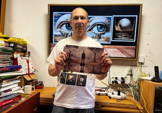 El artista, con varias de sus obras, en su estudio de Vélez-Málaga.