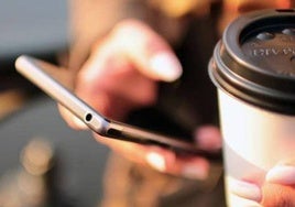 Multa por incluir «sin permiso» el teléfono de un trabajador en el whatsapp de la empresa y bombardearlo a mensajes