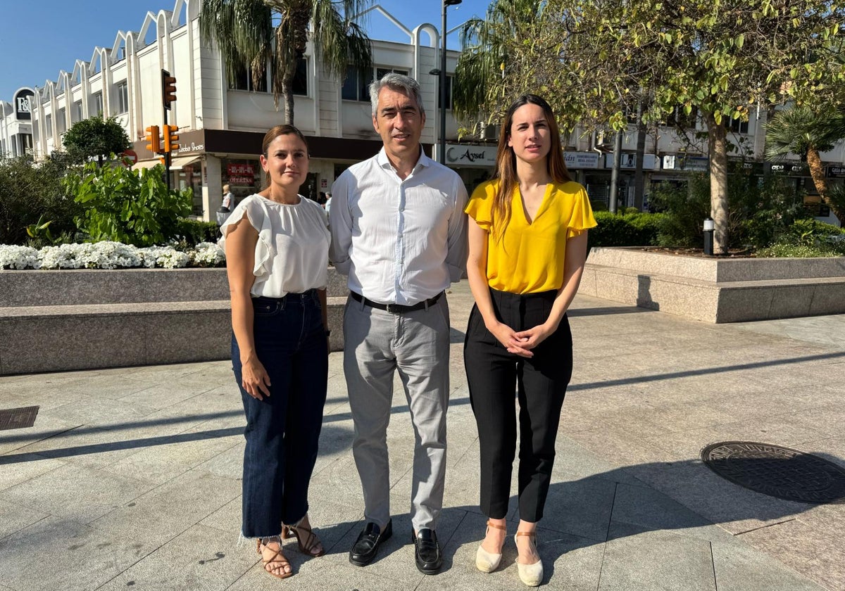El secretario general del PSOE, Víctor Navas, acompañado de la portavoz municipal, Sandra Ochoa y la concejal María Isabel Ruiz.