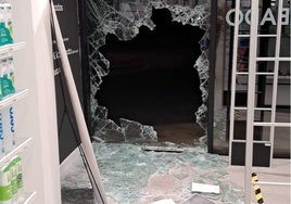 Imagen de archivo de una farmacia atracada en Málaga.