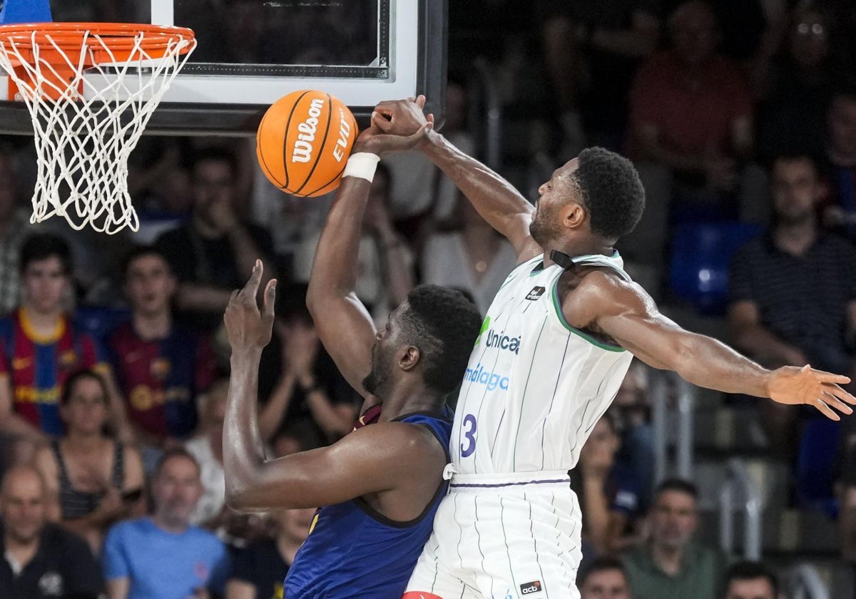 Ejim tapona a Fall en el partido jugado en el Palau.