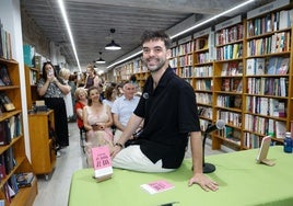 Javier Rueda, en la librería Luces, durante la presentación de su libro 'Utopías de barra de bar'.
