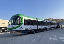 Llegada de la nueva composición del metro al recinto de talleres y cocheras.