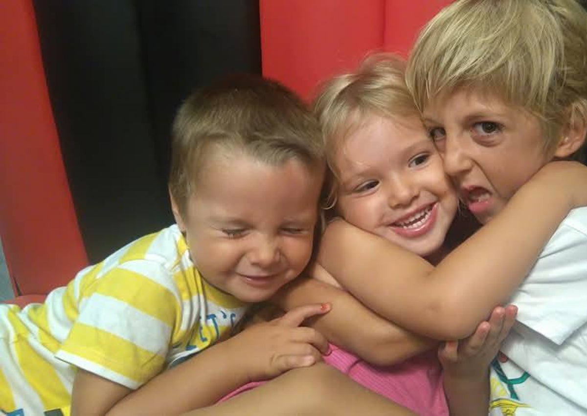 Imagen secundaria 1 - Iván junto a su madre, la primera vez que lo cogió en brazos en la UCI; junto a sus primos, sus mejores amigos; en uno de sus paseos al parque.