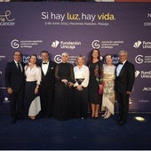 Representantes institucionales, directivos de la AECC y artistas de la gala como Pasión Vega, en el photocall.