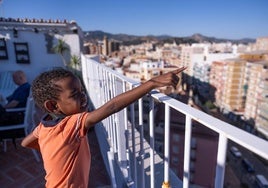 Alí, en la terraza de la casa de la familia que lo ha acogido junto a su madre durante su operación de corazón y convalecencia.